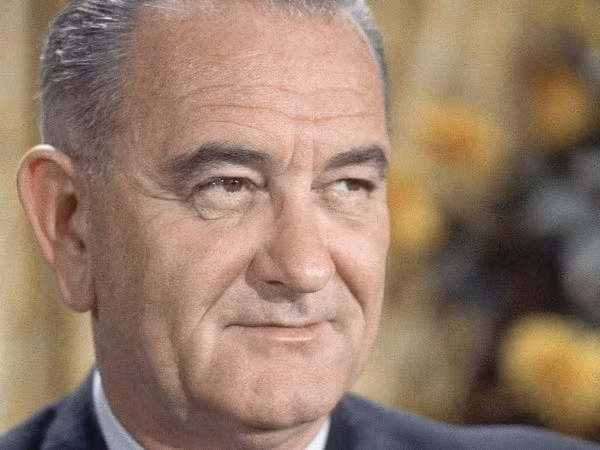 Tổng thống thứ 36 của Mỹ Lyndon B. Johnson có nhiều thành tựu để đời như thông qua đạo luật quyền công dân năm 1964, đạo luật quyền bầu cử năm 1965.