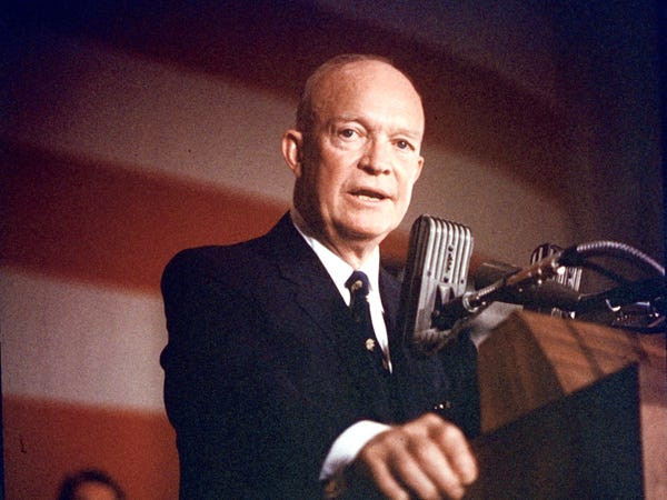 Tổng thống Mỹ Dwight D. Eisenhower là chủ nhân Nhà Trắng thứ 34. Ông là một danh tướng nổi tiếng trong Thế chiến 2 trước khi tham gia chính trị. Ông đạt được nhiều thành tựu trong phát triển kinh tế, cải cách an sinh xã hội, tăng lương tối thiểu, thành lập Bộ Y tế, Giáo dục và Phúc lợi, ký lệnh ngừng bắn, chấm dứt Chiến tranh Triều Tiên...