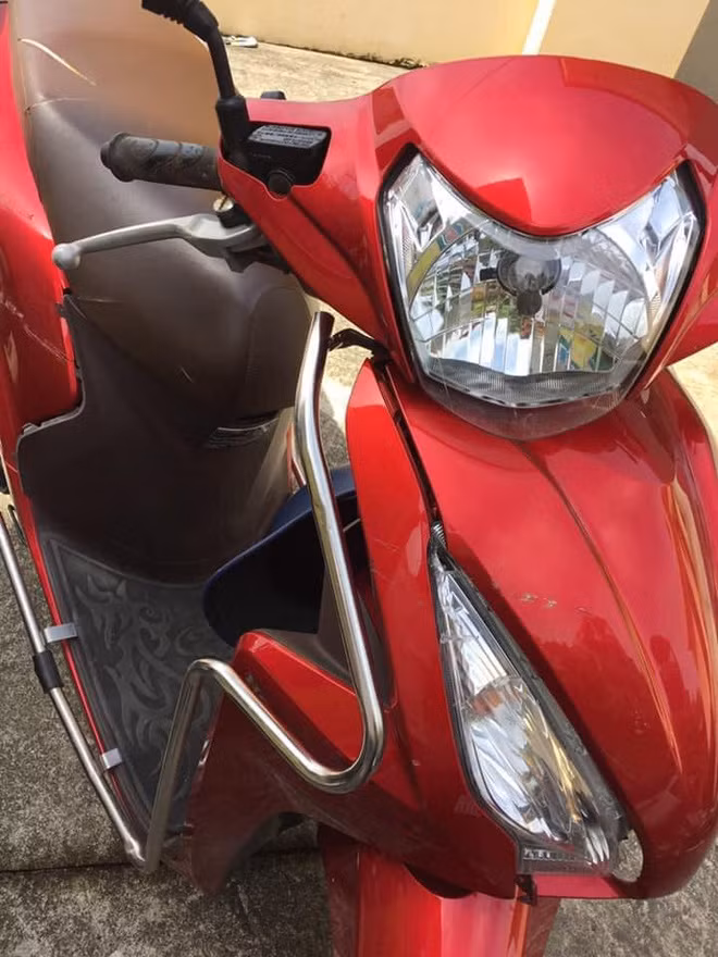 Hang xom cam 2 con dao chem lien tiep vao xe may minh-Hinh-3