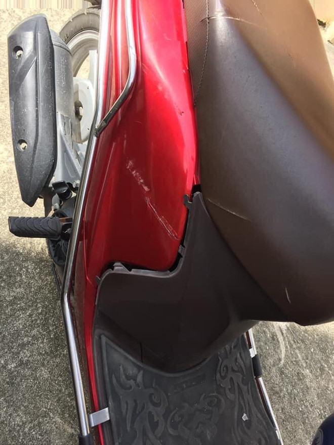 Hang xom cam 2 con dao chem lien tiep vao xe may minh-Hinh-4