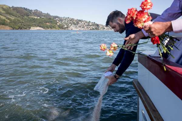 Rải tro xuống nước thường được thực hiện ở các sông, suối, hồ nước, biển. Gia đình sẽ rải tro xuống nước và thả những cành hoa xuống cùng để tiễn biệt người quá cố về thế giới vĩnh hằng.