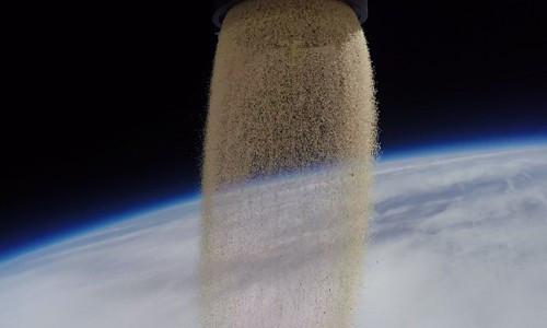 Phương pháp rải tro cốt bao gồm nhiều loại: rải tro nhờ gió, rải tro xuống nước và rải tro xuống đất. Trong đó, rải tro nhờ gió là hành động tung tro cốt vào không trung và để gió thổi bay đi đến khắp nơi để linh hồn người quá cố được tự do, thoải mái đi đến những nơi mong muốn.