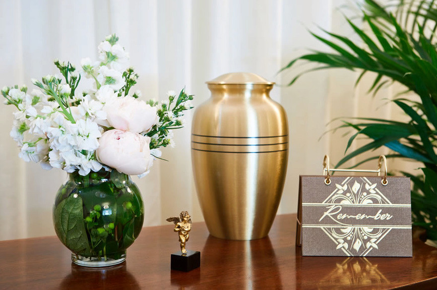 Tuy nhiên, một số gia đình cảm thấy thoải mái khi để bình đựng tro cốt của người thân trong chính ngôi nhà của mình. Họ quan niệm rằng việc làm này sẽ khiến họ cảm thấy người đã mất vẫn luôn ở cạnh mình.