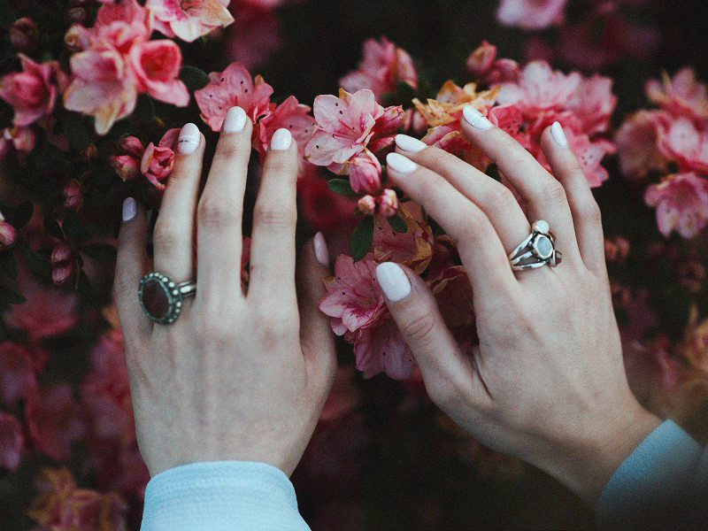 Ngoài những lựa chọn trên, một số công ty tang lễ trên thế giới cung cấp dịch vụ dùng tro cốt người chết làm đồ trang sức để con cháu nhớ mãi về người thân đã mất. Người ta chỉ dùng một phần nhỏ tro cốt của người chết để chế tác thành mặt đá, mặt kim cương hay pha lê trang trí trên nhẫn, vòng tay, dây chuyền...