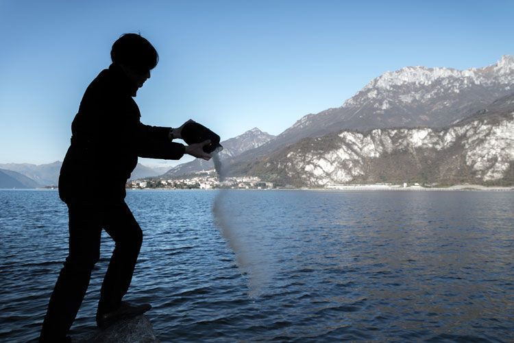 Rải tro cốt là một trong những lựa chọn được nhiều gia đình áp dụng sau khi hỏa táng người thân. Các gia đình thường chọn địa điểm rải tro là những nơi có ý nghĩa với người quá cố như nơi từng sinh ra và lớn lên.