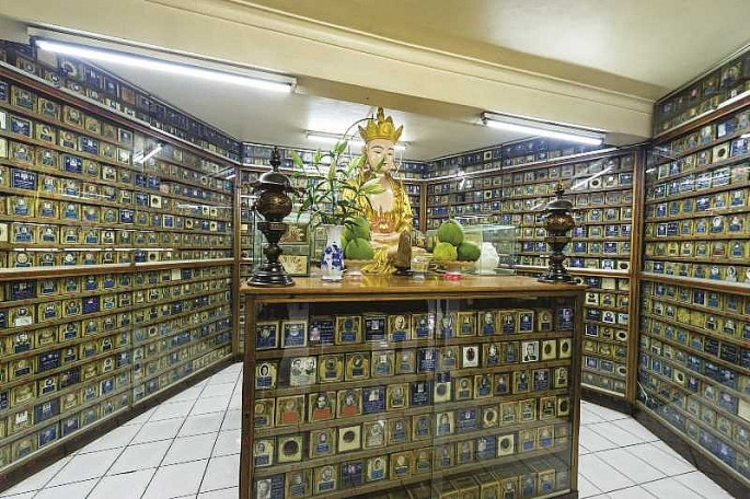 Nhiều người quyết định đặt bình tro cốt vào trong những ngăn tủ cất giữ tro cốt tại các nhà tang lễ, nghĩa trang.