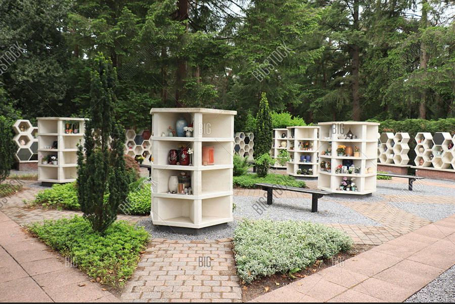 Một lựa chọn khác của nhiều gia đình trên thế giới là đặt tro cốt người thân ở ngoài trời thuộc khuôn viên nhà tang lễ hay nghĩa trang. Thay vì đặt trong ngăn tủ, tro cốt sẽ được đặt vào một cái hố nhỏ dưới đất.