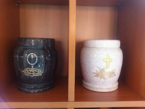 Một trong những lựa chọn hàng đầu sau khi hỏa táng là thân nhân của người quá cố đựng tro cốt vào trong một chiếc bình và đặt trong một địa điểm nhất định.