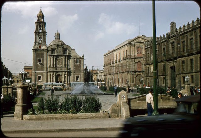 Nhiều người dân ở Mexico City vui chơi ở khu vực một đài phun nước năm 1957.