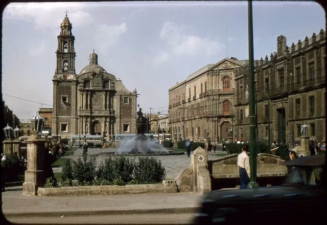 Nhiều người dân ở Mexico City vui chơi ở khu vực một đài phun nước năm 1957.