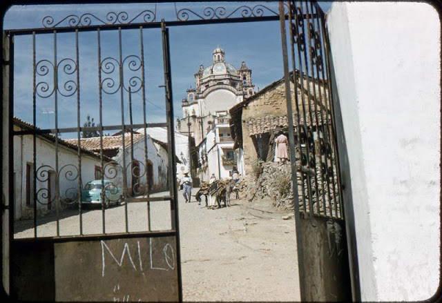 Những ngôi nhà nằm san sát nhau của người dân Mexico trên phố Taxco.