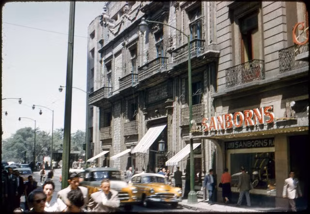 Một con phố ở Mexico City tấp nập dòng người và xe cộ qua lại.