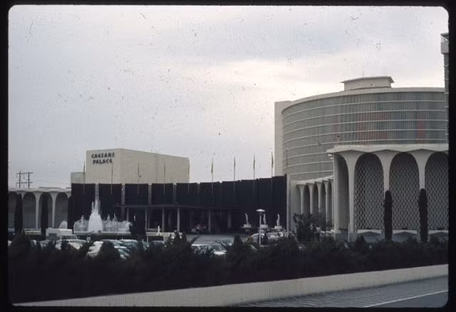 Nhiều khách sạn tổ chức các bữa tiệc đêm náo nhiệt dành cho khách thuê phòng và du khách khi đến Las Vegas vui chơi.