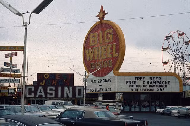 Du khách có thể dễ dàng tìm thấy một casino ở bất cứ con đường nào của Las Vegas để vui chơi.