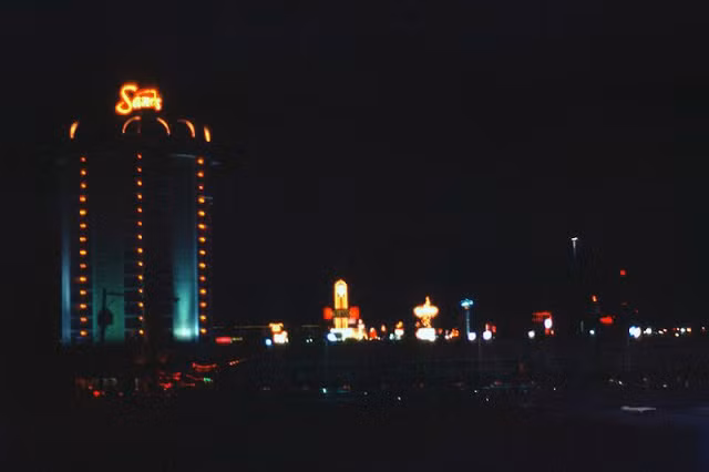 Khung cảnh ấn tượng của Las Vegas khi về đêm để lại ấn tượng lớn đối với du khách. Mời độc giả xem video: Nước Mỹ rộn ràng đón lễ Tạ ơn. Nguồn: VTC14