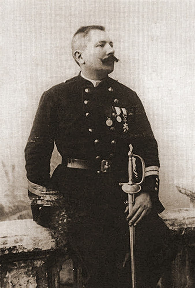 Tác giả Pierre Dieulefils (1862 - 1937). Pierre Dieulefils đến từ vùng Bretagne - Pháp. Ông gia nhập quân đội năm 1883, sang Đông Dương lần đầu năm 1885. Hai năm sau, ông giải ngũ rồi trở về Pháp. Năm 1888, ông quay lại miền Bắc Việt Nam, rẽ sang làm nghệ sĩ nhiếp ảnh và xuất bản bưu ảnh chuyên nghiệp.