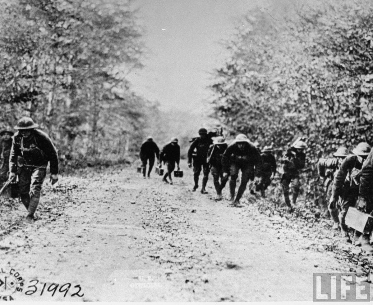 Một nhóm lính Mỹ bí mật di chuyển dọc theo một con đường nhỏ.