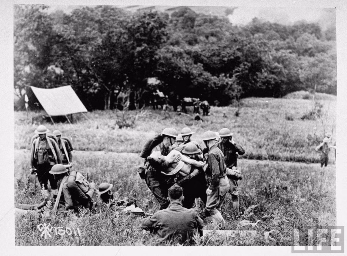 Nhân viên y chữa trị vết thương cho những lính Mỹ bị thương trên chiến trường.