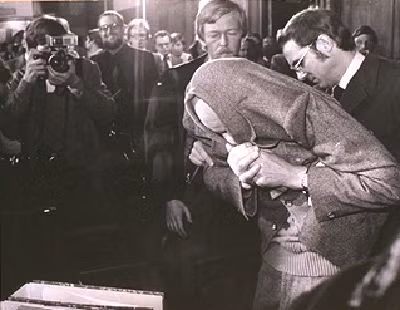 Vào năm 1955, mẹ của Kroll qua đời trở thành cú sốc tinh thần lớn đối với y. Vì vậy, 3 tuần sau khi mẹ mất, gã thực hiện vụ giết người đầu tiên.