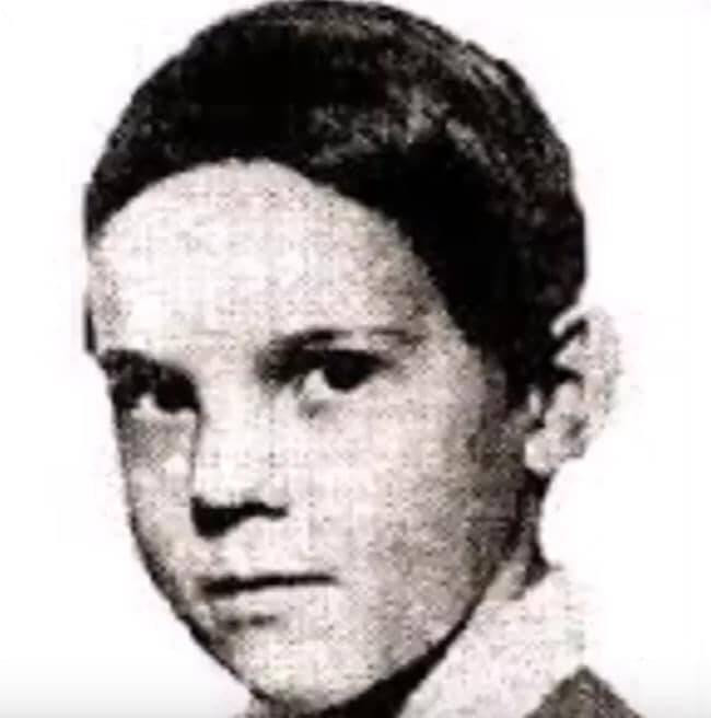 Kroll là con út trong một gia đình thợ mỏ có 8 người con ở Hindenburg, vùng Upper Silesia, Đức (nay thuộc Ba Lan). Ngay từ khi còn nhỏ, gã có sức khỏe kém và học hành không đến nơi do chỉ số IQ thấp. Vào năm 15 tuổi, y mới học đến lớp 4.