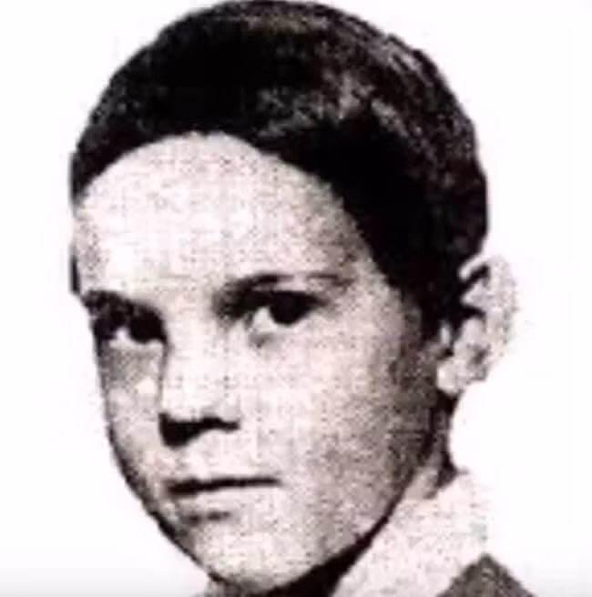 Kroll là con út trong một gia đình thợ mỏ có 8 người con ở Hindenburg, vùng Upper Silesia, Đức (nay thuộc Ba Lan). Ngay từ khi còn nhỏ, gã có sức khỏe kém và học hành không đến nơi do chỉ số IQ thấp. Vào năm 15 tuổi, y mới học đến lớp 4.