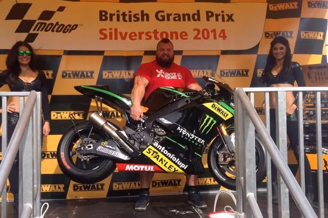 Không chỉ là người đàn ông có sức mạnh siêu phàm, Eddie Hall với cơ thể vạm vỡ từng là vận động viên bơi lội giành được chức vô địch nước Anh ở nội dung 50m, 100m, 400m và 1.500m tự do.