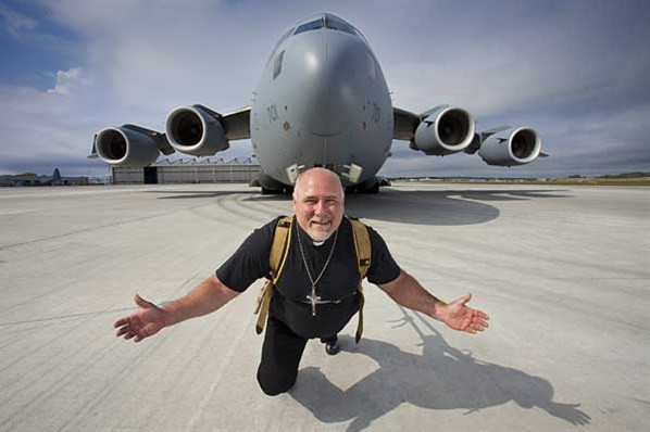 Mục sư Kevin Fast sống ở Canada lập được 21 kỷ lục thế giới tính đến tháng 9/2014. Trong số này, ấn tượng là việc ông kéo chiếc máy bay nặng 208 tấn vào năm 2009. Mời độc giả xem video: Những kỷ lục ấn tượng trên đường đua YouTube Việt. Nguồn: VTC Now