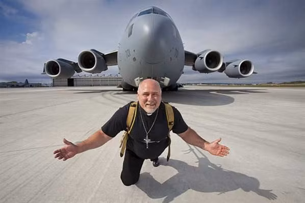 Mục sư Kevin Fast sống ở Canada lập được 21 kỷ lục thế giới tính đến tháng 9/2014. Trong số này, ấn tượng là việc ông kéo chiếc máy bay nặng 208 tấn vào năm 2009. Mời độc giả xem video: Những kỷ lục ấn tượng trên đường đua YouTube Việt. Nguồn: VTC Now