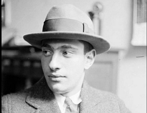 Theo đó, vào ngày 21/5/1924, Leopold và Loeb bắt cóc Bobby Franks (14 tuổi) để tống tiền gia đình triệu phú Jacob Franks. Hai tên tội phạm thông minh gửi cho gia đình Franks lá thư yêu cầu tiền chuộc 10.000 USD. Tất cả phải là tiền cũ.