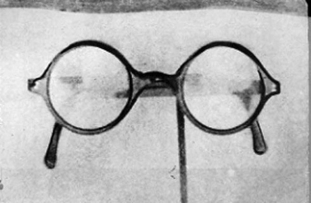 Trên cơ thể nạn nhân có nhiều vết thương và bầm tím. Một số hóa chất cũng được tìm thấy trên thi thể nạn nhân. Đặc biệt, cảnh sát phát hiện một cặp kính chuyên dành cho người làm công tác nghiên cứu sử dụng.