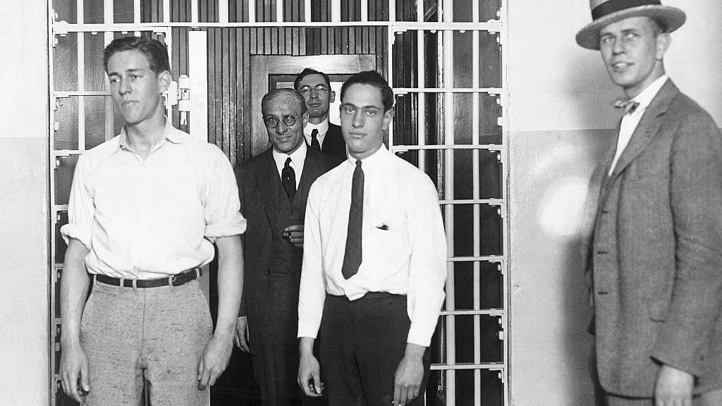 Sinh năm 1904, Nathan Leopold lớn lên trong một gia tộc giàu có gốc Đức và tới Mỹ vào giữa những năm 1800. Theo một số tài liệu, gã là một thiên tài có chỉ số IQ lên đến 200. Ngay từ khi còn nhỏ, gã tội phạm thông minh này sớm bộc lộ bản thân là một thiên tài.