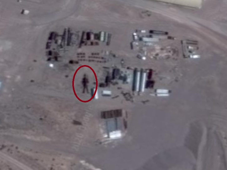 Cụ thể, ông Waring tiết lộ phát hiện hình ảnh một vật thể lạ nghi là người ngoài hành tinh thông qua ảnh chụp vệ tinh của Google Earth.