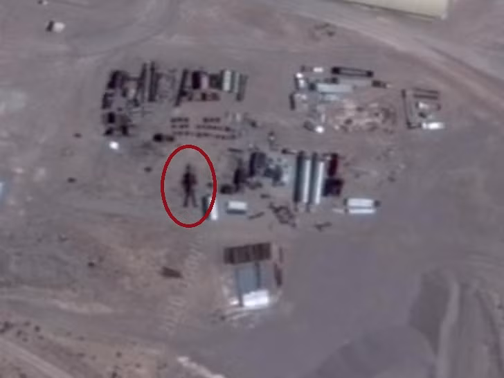 Cụ thể, ông Waring tiết lộ phát hiện hình ảnh một vật thể lạ nghi là người ngoài hành tinh thông qua ảnh chụp vệ tinh của Google Earth.