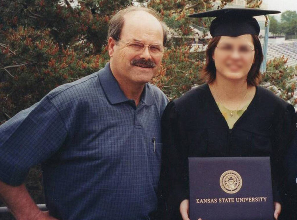 Sinh năm 1945 tại Pittsburg, Kansas, Dennis Rader là tên sát nhân hàng loạt có 2 cuộc sống trái ngược. Một mặt, gã có cuộc sống gia đình hạnh phúc với vợ và 2 con.