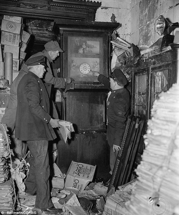 Trước hoàn cảnh tồi tệ của người anh, Langley quyết định bỏ việc để ở nhà chăm sóc cho Homer. Kể từ đây, hai anh em sống tách biệt với xã hội.