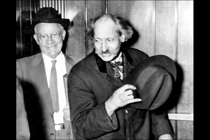 Homer và Langley Collyer được người đời nhớ đến là hai anh em lập dị có lối sống vô cùng kỳ quái dù xuất thân trong một gia đình có học thức cao.