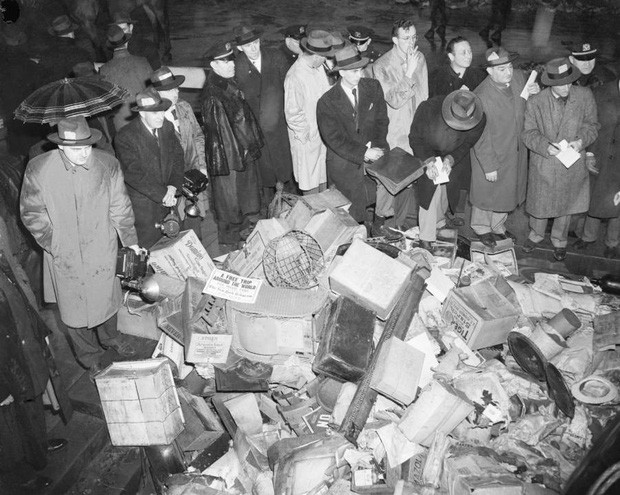 Thế nhưng, chính những điều này đã gây ra cái chết cho anh em nhà Collyer. Vào năm 1947, cảnh sát đến nhà của họ điều tra sau khi có người báo cáo về mùi hôi thối khó chịu.