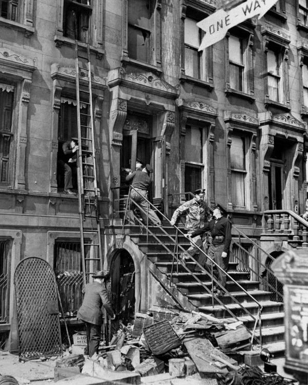 Sau khi tốt nghiệp ra trường, Homer trở thành một luật sư còn người em Langley làm nghề buôn bán đàn piano.