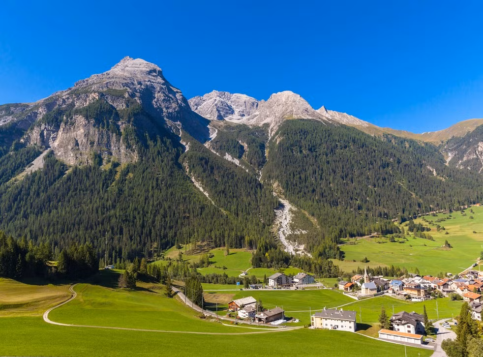 Khi mùa Đông đến, những người thích trượt tuyết đến ngôi làng Bravuogn của Thụy Sĩ để trải nghiệm sở thích này.