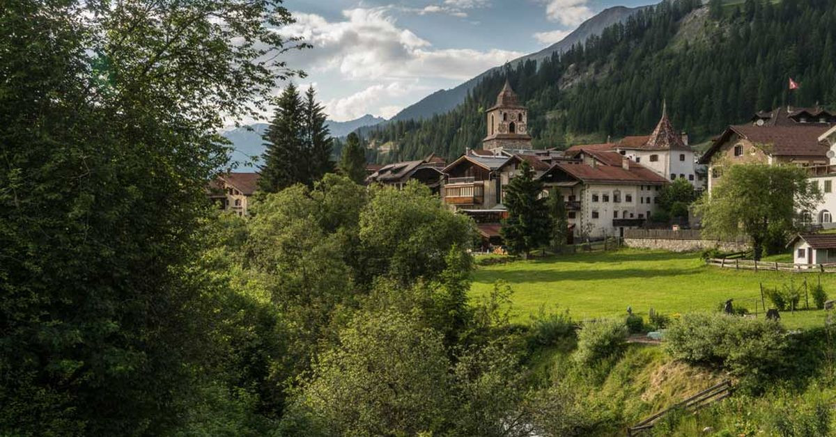 Văn phòng du lịch Bravuogn cho hay các quan chức địa phương ý thức được rằng quy định mới sẽ ít nhiều ảnh hưởng đến du khách thích chụp ảnh.