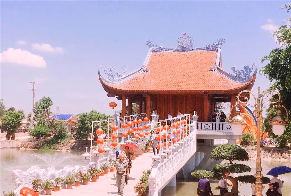 Trong khuôn viên chùa, hệ thống tượng Phật, La Hán rất đặc sắc đặt trong Nội điện và các dãy hành lang, sân chùa.