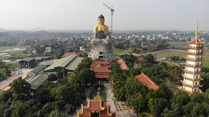 Bức tượng Phật có chiều cao khoảng 72m. Phần đế của bức tượng rộng hơn 1.200m2. Hiện bức tượng trong quá trình hoàn thiện. Dự kiến khi hoàn thành bức tượng Phật A Di Đà vì hòa bình thế giới tại chùa Khai Nguyên sẽ lập kỷ lục lớn nhất khu vực Đông Nam Á.