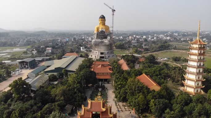 Bức tượng Phật có chiều cao khoảng 72m. Phần đế của bức tượng rộng hơn 1.200m2. Hiện bức tượng trong quá trình hoàn thiện. Dự kiến khi hoàn thành bức tượng Phật A Di Đà vì hòa bình thế giới tại chùa Khai Nguyên sẽ lập kỷ lục lớn nhất khu vực Đông Nam Á.