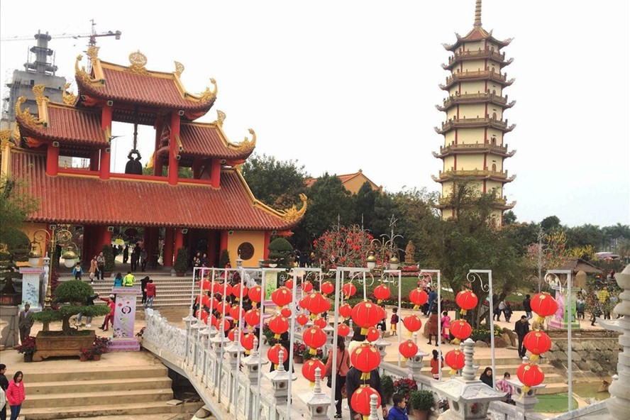 Nằm ở thôn Khoang Sau, xã Sơn Đông, thị xã Sơn Tây, Hà Nội, chùa Khai Nguyên còn được gọi là chùa Tản Viên, tên hiệu đầy đủ là Tản Viên Sơn Quốc Tự. Theo các tài liệu lịch sử, chùa được xây dựng từ nửa đầu thế kỷ 16.