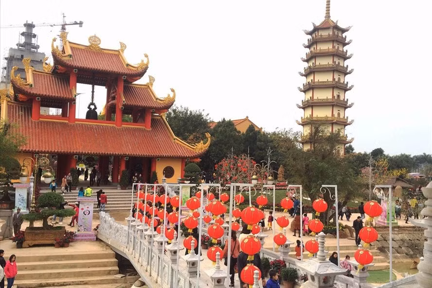 Nằm ở thôn Khoang Sau, xã Sơn Đông, thị xã Sơn Tây, Hà Nội, chùa Khai Nguyên còn được gọi là chùa Tản Viên, tên hiệu đầy đủ là Tản Viên Sơn Quốc Tự. Theo các tài liệu lịch sử, chùa được xây dựng từ nửa đầu thế kỷ 16.