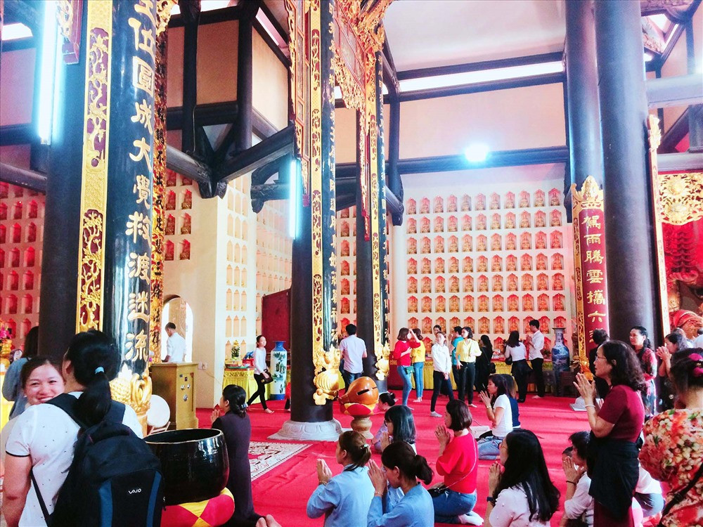 Những pho tượng thờ lớn uy nghiêm trong ngôi chùa góp phần tạo nên không khí linh thiêng tại vùng đất tâm linh này.