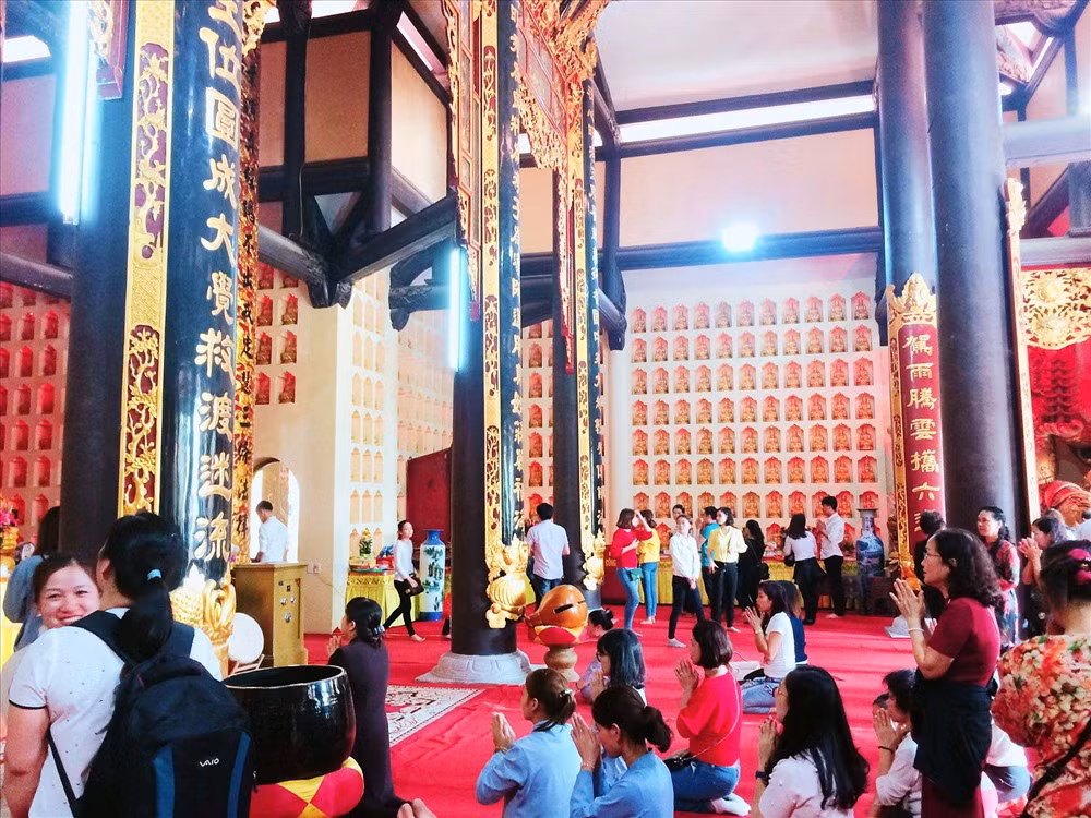 Những pho tượng thờ lớn uy nghiêm trong ngôi chùa góp phần tạo nên không khí linh thiêng tại vùng đất tâm linh này.