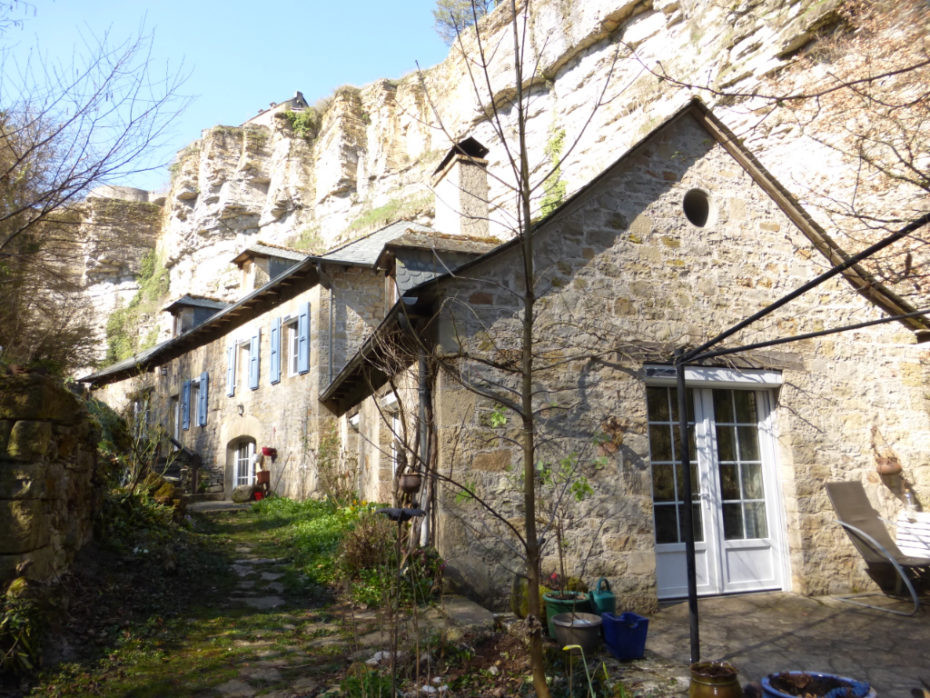 Nguyên do là bởi nếu người đi không nhìn đường cẩn thận sẽ có nguy cơ gặp những sự cố nghiêm trọng như ngã rơi xuống vực, trơn trượt...