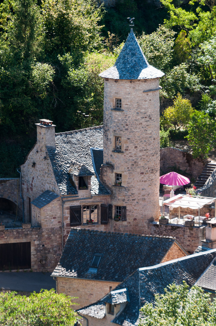 Do nằm ở vị trí địa lý đặc biệt nên người dân và du khách không dám đi ra ngoài đường vào buổi tối nếu không mang theo một ngọn đuốc hay đèn.