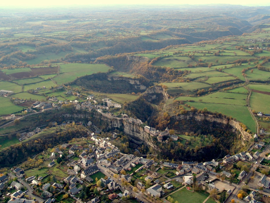 Trải qua nhiều năm, người dân xây dựng nhà cửa và hình thành nên thị trấn Bozouls.